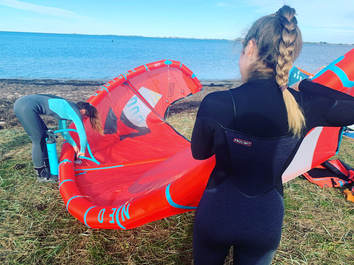 Team der Kiteschule Fehmarn — motiviert, sicher und mit viel Spaß beim Kiten lernen
