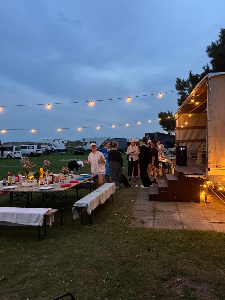 Übernachten auf der Surferwiese direkt am Meer — Kitemonkey Fehmarn