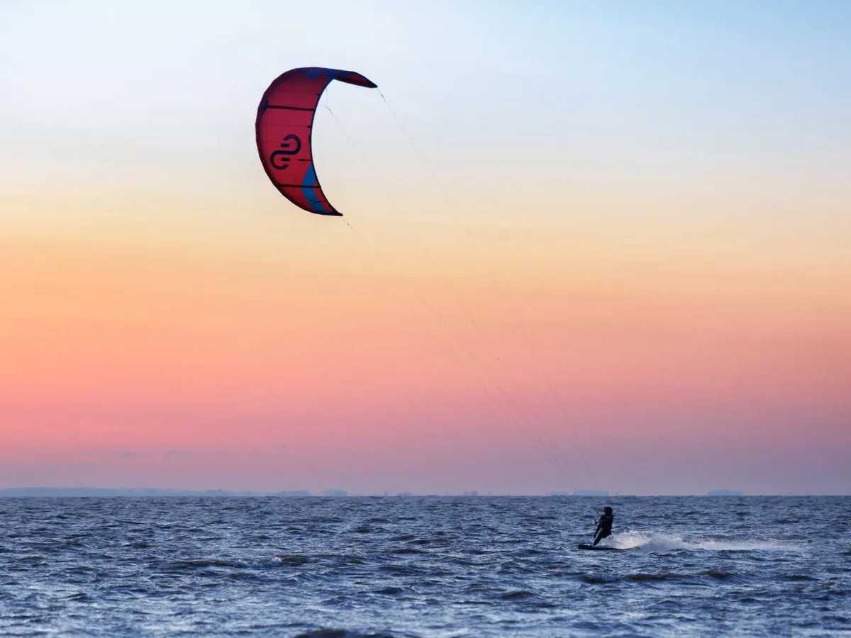 Kitecamp Dänemark: Kitesurfen im Sonnenuntergang über der dänischen Nordsee